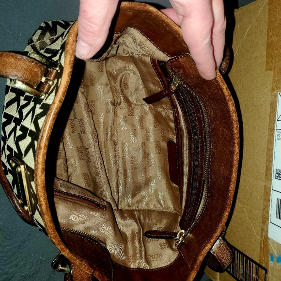 Micheal kors purse - Picture 2 of 2